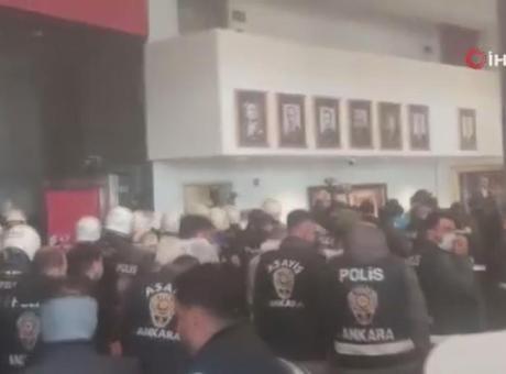 CHP Genel Merkezi’nde Gerilim Tırmandı: Polis Deterjanlı Barikatı Aşarak İçeri Girdi