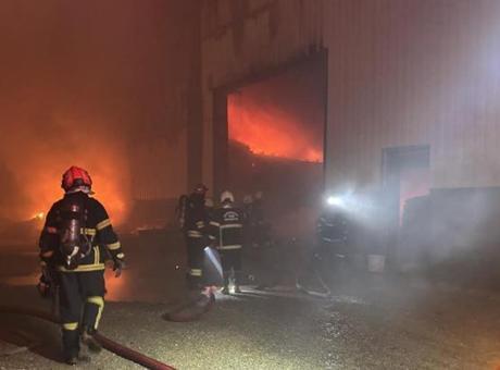 Gaziantep'te Mobilya Fabrikasında Şiddetli Yangın: İtfaiye Ekipleri Seferber Oldu