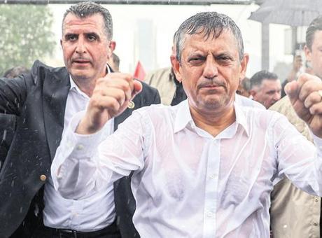 CHP Genel Merkezi'nde Gergin Gözaltılar ve Keyfi Tahliyeler