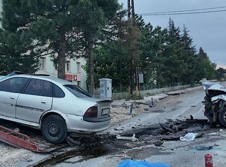 Niğde'de Trafik Kazası: İki Otomobil Çarpıştı, İki Kişi Hayatını Kaybetti