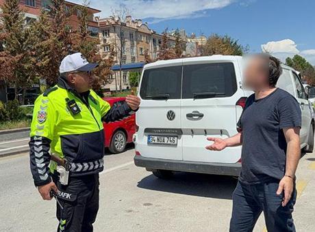 Ters Yönden Seyreden Sürücü, Cezayı Görünce Çılgına Döndü