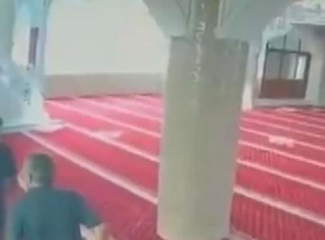 Cami İmamına Yumruklu Saldırı: Güvenlik Kameraları Her Şeyi Kaydetti