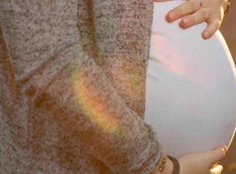 Taşıyıcı Anne Davasında Babaya 1 Yıl Hapis Cezası: Duygusal İlişkinin Karşılığı Sahte Belgeler mi?