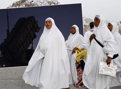 Hac İçin Arafat'a Ulaşan Hacı Adayları ve Suudi Arabistan'da Hava Savunma Önlemleri