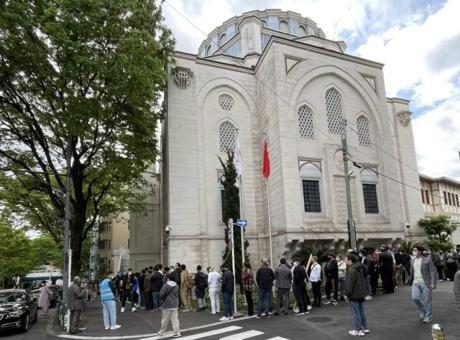 Tokyo Camii'nde Kurban Bayramı Coşkusu: 3 Kez Kılınan Namaz ve Uluslararası Katılım