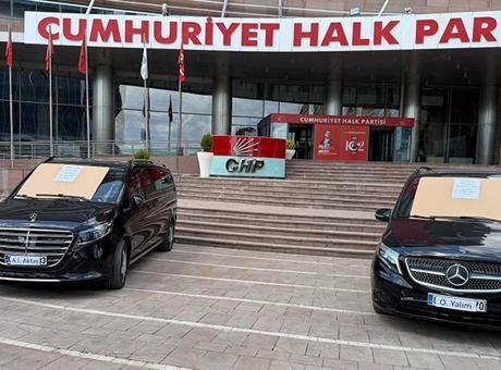 CHP Genel Merkezi Önünde Makam Araçları Satışta: Dikkat Çeken Notlar ve Plakalar