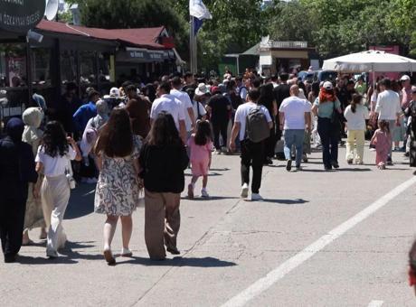 Kurban Bayramı'nda İstanbul Sahilleri Dolu, Adalar Hattı'nda Yoğun Kuyruklar Oluştu