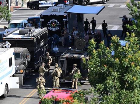 Bakersfield'de Bomba İhbari ve Soygun Krizi: Rehinelerle Müzakereler Devam Ediyor