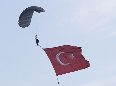 Kapadokya'nın Gökyüzünde JÖAK paraşüt timi Hızla Yükseldi