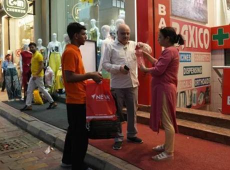 Yeni Delhi'de Alışveriş Devrimi: Bebek Arabası ve Poşet Taşıma Hizmeti Başladı!