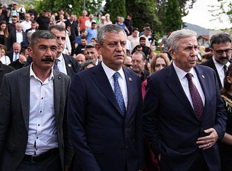 Özgür Özel ve Mansur Yavaş, Ferdi Zeyrek'in Anma Programında Bir Araya Geldi