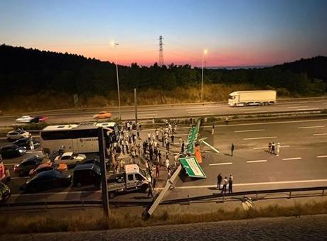Hafriyat Kamyonu Yolda Kaza Yaptı, Anadolu Yakası Trafiğe Kapandı