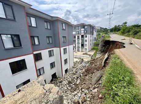 Trabzon'da İstinat Duvarının Çökmesi, İki Daireyi Zarar Altında Bıraktı