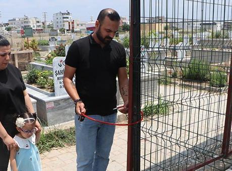 Mezardaki Son Hatıralar Koruma Altına Alındı: Aile, Hırsızlık Sebebiyle Çitle Çevirip Kapı Takmaya Karar Verdi