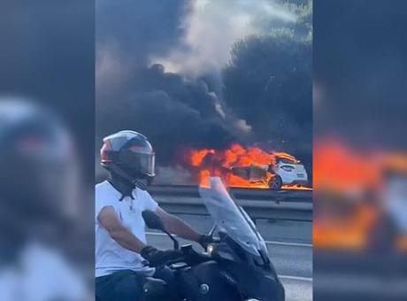 Avcılar Otoyolu'nda Tüyler Ürün Çeken Yangın: Otomobil Kül Oldu
