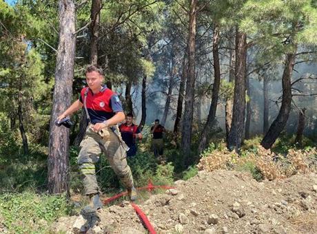 Çanakkale'de Tarım Arazisinde Çıkan Yangın Kontrol Altına Alınmaya Çalışılıyor