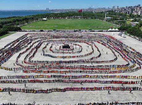 Türkiye'nin Horonu, Guinness Rekoru ile Taçlandı: Atina'da Tartışma Patlak Verdi