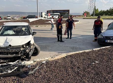 Kütahya'da Trafik Kazası: İki Sürücü Yaralandı