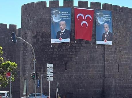 Diyarbakır'da Barış Mesajı: Bahçeli'nin Dev Posteri Surlarda Yerini Aldı