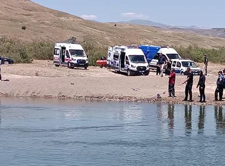 Kızılırmak Nehri'nde Akıntıya Kapılan 3 Kişiden İkisi Kayboldu