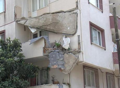 Küçükçekmece'de Üst Kat Balkonunun Çökmesi Paniğe Neden Oldu