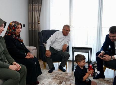 Bakan Kurum'dan Depremzedelere Moral Ziyareti: Dede ve Torun Aynı Çatı Altında