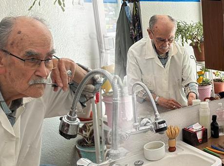71 Yıldır Aynı Hevesle Berberlik Yapan Zeki Tarhan'ın Öyküsü