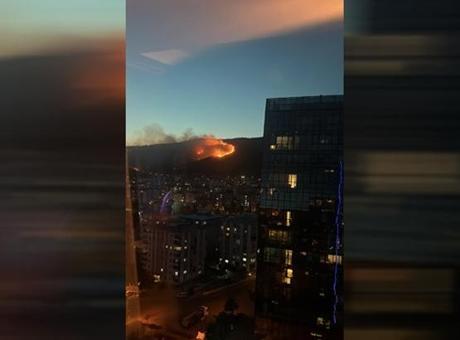 İzmir Karşıyaka'da Yangın Paniği: Rüzgar The Yangını Büyüttü