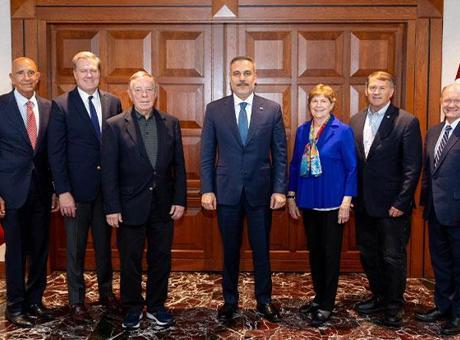 Dışişleri Bakanı Hakan Fidan, NATO Zirvesi Kapsamında ABD'li Senatörlerle Görüştü