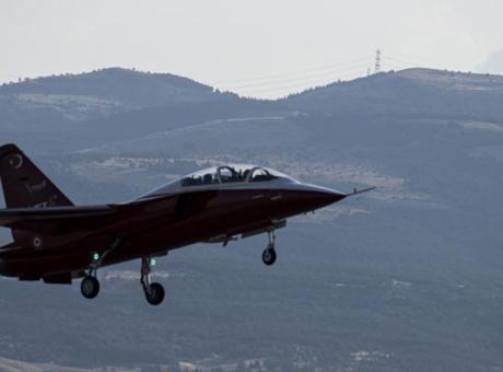 Milli Hava Araçları NATO Zirvesi'nde Gösteri Uçuşu Yaptı