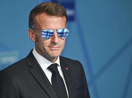 Emmanuel Macron’un Güneş Gözlüğü Takmasının Arkasındaki Sebep Nedir?