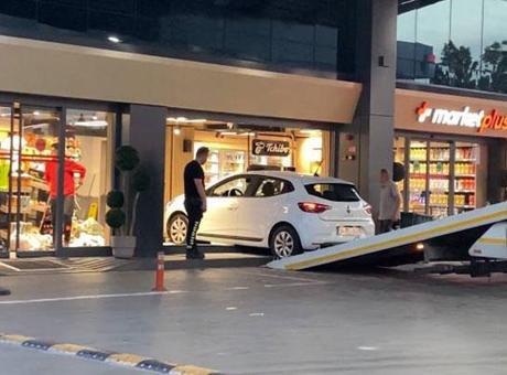 Bağcılar'da Kaza: Otomobil Akaryakıt İstasyonu Marketine Girdi