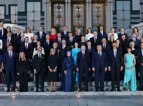 İki Çek Liderin NATO Zirvesindeki Gerilim: Ayrı Uçak ve Fotoğraf Detayları