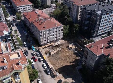 İstanbul Bahçelievler'de 5 katlı binanın istinat duvarı çöktü